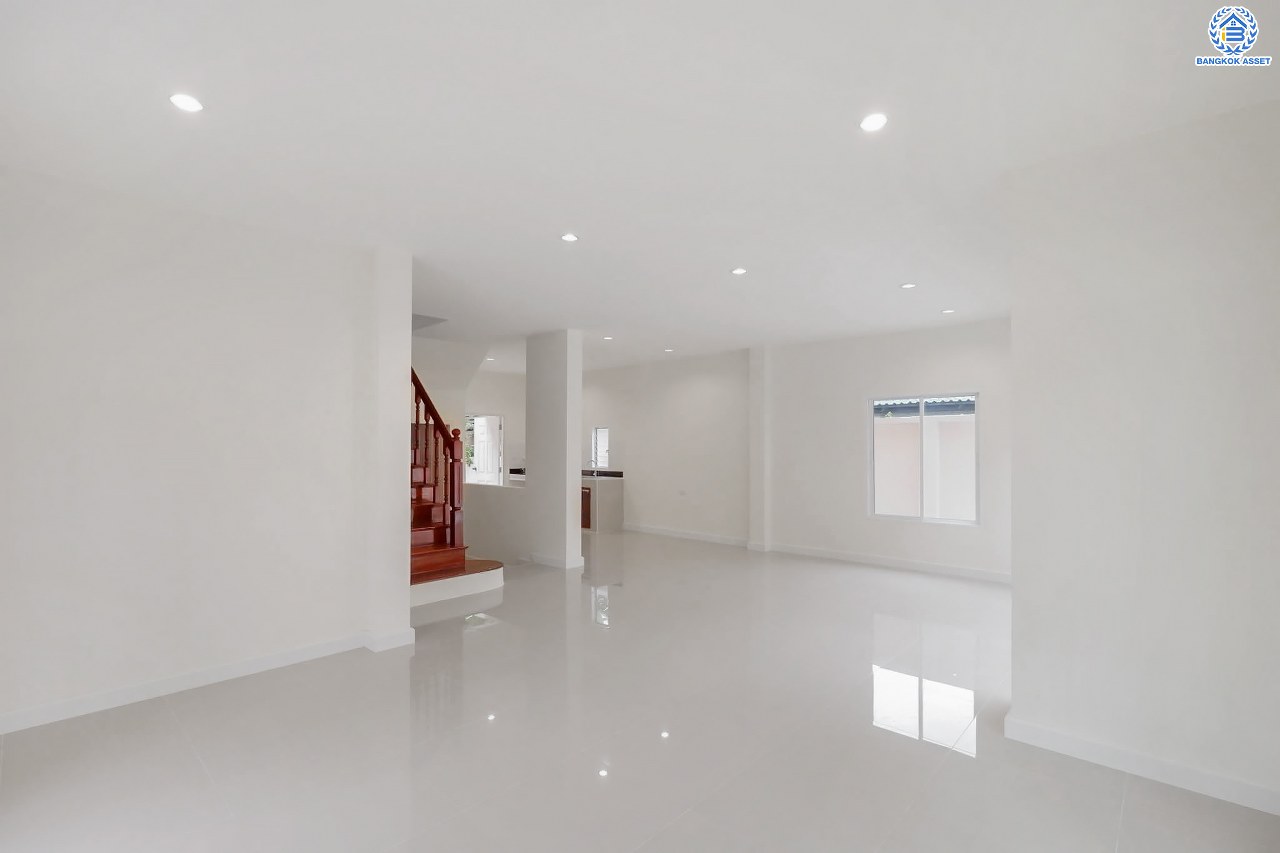 บ้านมือสองตกแต่งใหม่ โครงการ ธารา ราชพฤกษ์-ปิ่นเกล้า บ้านสวย พร้อมอยู่ เนื้อที่ 61.4 ตร.ว. ฟังก์ชัน 3 ห้องนอน 3 ห้องน้ำ จอดรถได้ 2 คัน บนทำเลเชื่อมต่อถนนกาญจนาภิเษก ใกล้รถไฟฟ้าสายสีแดง "สถานีตลิ่งชัน" และจุดขึ้นทางด่วน "ศรีรัช" รายล้อมด้วยสิ่งอำนวยความสะดวกครบครัน